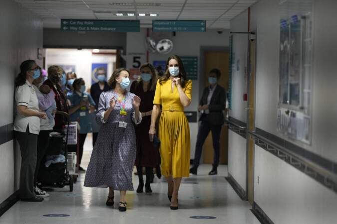 Kate Middleton est chic pour visiter la maternité du Royal Surrey County Hospital à Guildford, le 5 octobre 2022. 