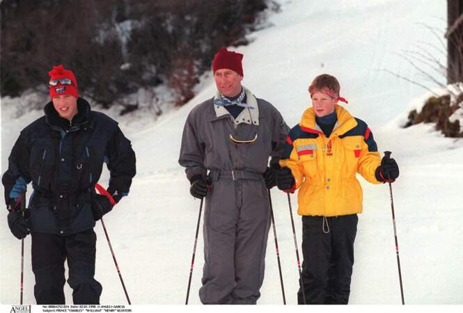 Charles III et ses fils, les princes William et Harry, font du ski en Suisse en 1998