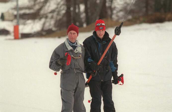Charles III et le prince William sont tous les deux friands de ski, ici en Suisse en 1998