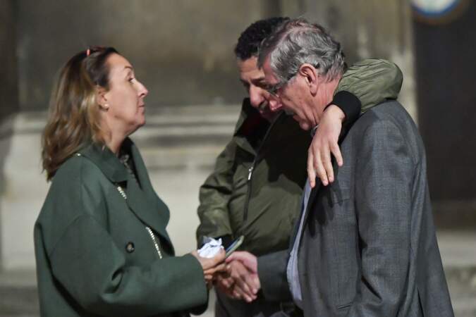Smaïn et Bernard Menez submergés par l'émotion à l'issue de la cérémonie hommage à Charlotte Valandrey en l'église Saint François-Xavier de Paris, le 6 octobre 2022