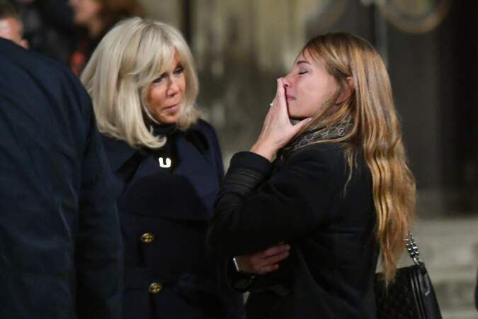 Brigitte Macron réconforte les proches de Charlotte Valandrey, à la fin de la cérémonie hommage à l'actrice en l'église Saint François-Xavier de Paris, le 6 octobre 2022