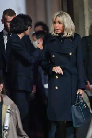 Rachida Dati et Brigitte Macron quittent la cérémonie hommage à Charlotte Valandrey en l'église Saint François-Xavier de Paris, le 6 octobre 2022