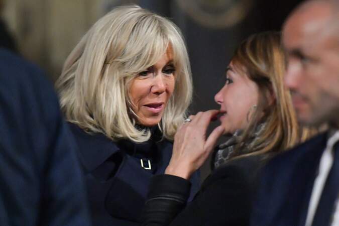 Brigitte Macron soutient les proches de Charlotte Valandrey  lors de la cérémonie hommage en l'église Saint François-Xavier de Paris, le 6 octobre 2022