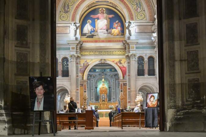 Près de trois mois après le décès de la comédienne Charlotte Valandrey, famille et amis se sont réunis en l'église Sant François-Xavier pour lui rendre un ultime hommage, le 6 octobre.
