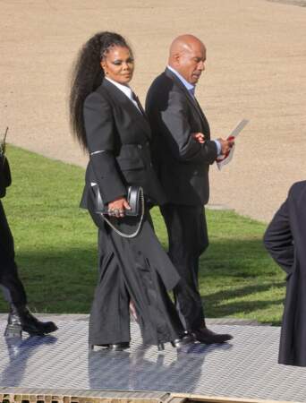 Janet Jackson noue ses longs cheveux en queue de cheval haute au défilé Alexander McQueen - printemps-été 2023, à Londres. Le 11 octobre 2022.