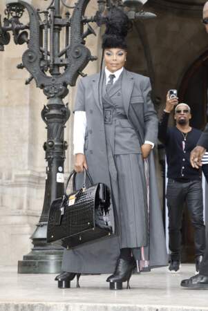 Janet Jackson est élégante avec un total-look gris souris pour assister au défilé Thom Browne à Paris, le 3 octobre 2022. 