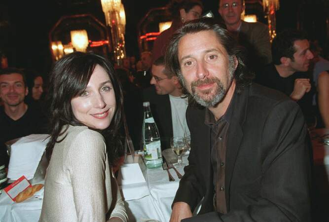 Elsa Zylberstein et Antoine de Caunes à la première du film "Le Vélo" à Paris le 24 octobre 2001
