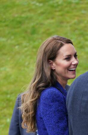 Kate Middleton porte un collier et des boucles d'oreilles en or jaune Astley Clarke à Londres, le 13 octobre 2022. 