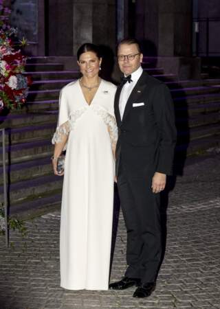 La princesse Victoria choisit une longue robe de couleur crème à la soirée de concert offerte au roi et à la reine de Suède à Stockholm, le 12 octobre 2022. 
