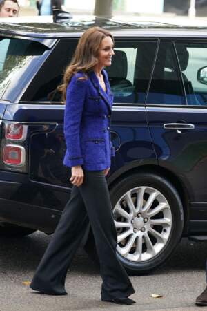 Kate Middleton choisit un pantalon fluide et noir Roland Mouret à Londres, le 13 octobre 2022.  