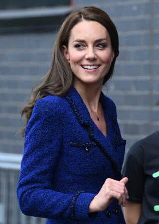 Kate Middleton craque pour une veste vintage bleu électrique Chanel lors d'une visite du Queen Elizabeth Olympic Park à Londres, le 13 octobre 2022.