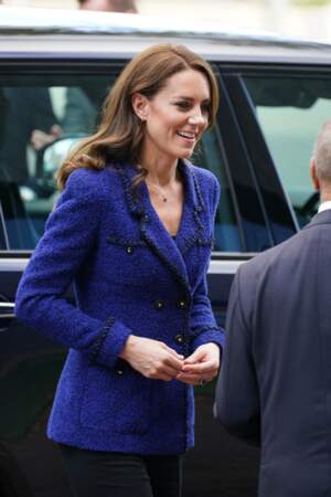 Kate Middleton boutonne sa veste de blazer Chanel à Londres, le 13 octobre 2022. 