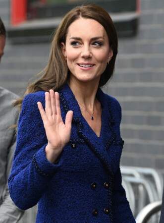 Kate Middleton salue la foule devant le Copper Box Arena du Queen Elizabeth Olympic Park à Londres, le 13 octobre 2022. 