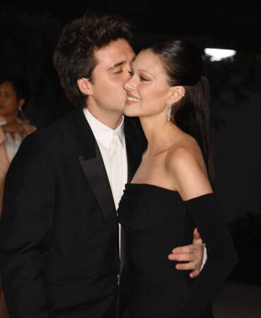 Brooklyn Beckham a embrassé sa femme, Nicola Peltz lors du photocall de la 2e édition du gala du musée de l'Académie, le 15 octobre 2022