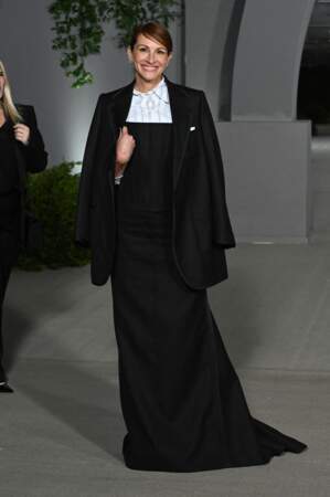 Julia Roberts portait une longue robe noire lors de la 2e édition du gala de l'Académie des arts, le 15 octobre 2022