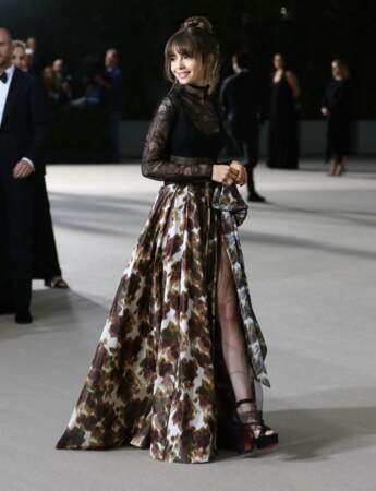 La star de la série "Emily in Paris", Lily Collins, prenant la pose lors du photocall de la 2e édition du gala annuel du musée de l'Académie à l'Academy Museum of Motion Pictures de Los Angeles le 15 octobre 2022