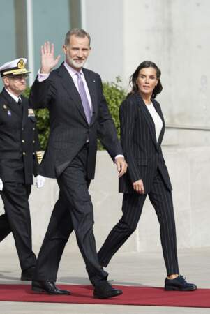Le roi Felipe VI d'Espagne et la reine Letizia, unis de la tête aux pieds, au départ de Madrid pour une visite de trois jours en Allemagne le 16 octobre 2022