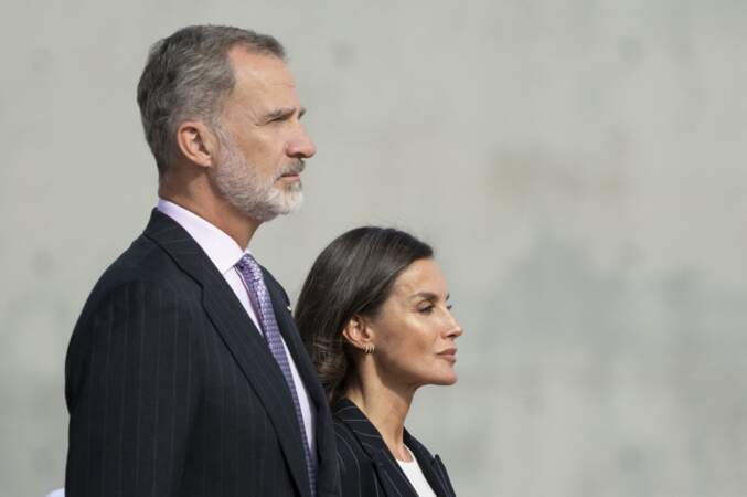 Le roi Felipe VI d'Espagne et la reine Letizia, looks et expressions faciles identiques, au départ de Madrid pour une visite de trois jours en Allemagne le 16 octobre 2022