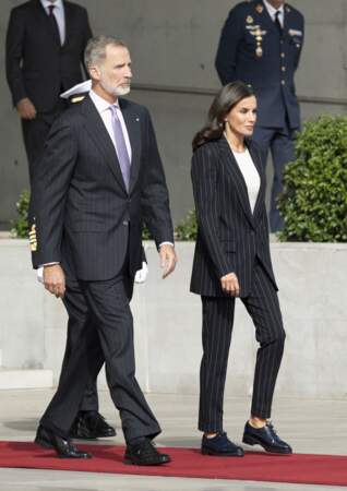 Le roi Felipe VI d'Espagne et la reine Letizia, un couple royal et deux styles parfaitement coordonnés, au départ de Madrid pour une visite de trois jours en Allemagne le 16 octobre 2022