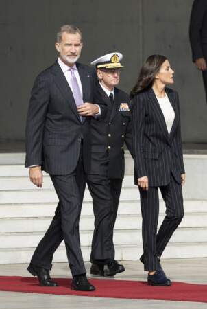 Le roi Felipe VI d'Espagne et la reine Letizia, parfaitement ajustée dans le blazer Ariysa Pinstripe d'Hugo Boss, au départ de Madrid pour une visite de trois jours en Allemagne le 16 octobre 2022