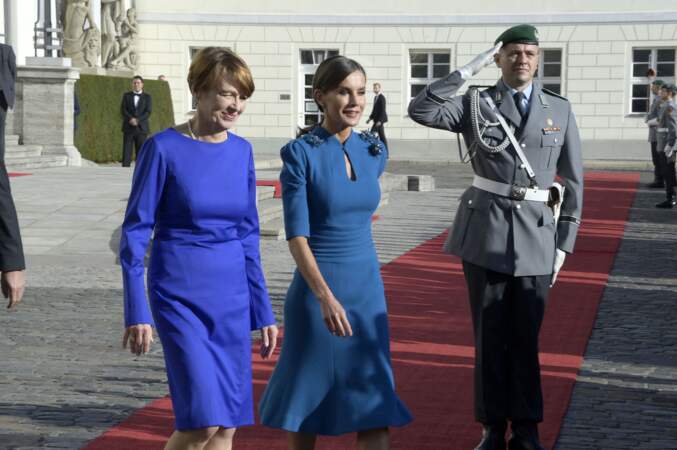 La reine Letizia d’Espagne et Elke Büdenbende marchent côte à côte à Berlin, le 17 octobre 2022.  