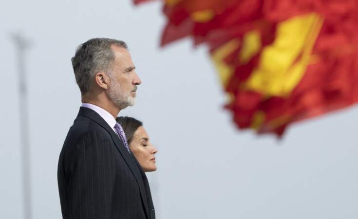 Le roi Felipe VI d'Espagne et la reine Letizia, costumes, chemise et haut harmonisés, au départ de Madrid pour une visite de trois jours en Allemagne le 16 octobre 2022