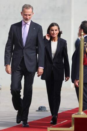 Le roi Felipe VI d'Espagne et la reine Letizia, en harmonie stylistique avec son époux, au départ de Madrid pour une visite de trois jours en Allemagne le 16 octobre 2022