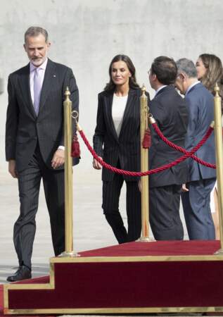 Le roi Felipe VI d'Espagne et la reine Letizia, ultra glamour en tailleur, au départ de Madrid pour une visite de trois jours en Allemagne le 16 octobre 2022