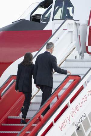 Le roi Felipe VI d'Espagne et la reine Letizia, la silhouette uniformisée à celle de son époux, au départ de Madrid pour une visite de trois jours en Allemagne le 16 octobre 2022