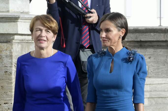 Le roi Felipe VI et la reine Letizia d’Espagne sont accordées en robe midi à Berlin, le 17 octobre 2022.  