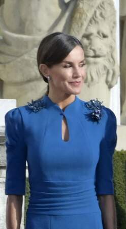 Letizia d'Espagne conjugue sa robe confectionnée de perles et de paillettes à des escarpins Magrit et à une pochette de la même couleur à Berlin, le 17 octobre 2022. 