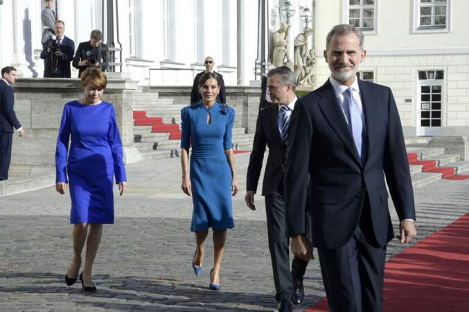Letizia d'Espagne et la first lady allemande, Elke Büdenbende sont accordées en robe bleue à Berlin, le 17 octobre 2022. 