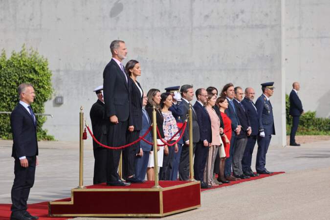 Le roi Felipe VI d'Espagne et la reine Letizia, couple uni jusque dans le style vestimentaire, au départ de Madrid pour une visite de trois jours en Allemagne le 16 octobre 2022