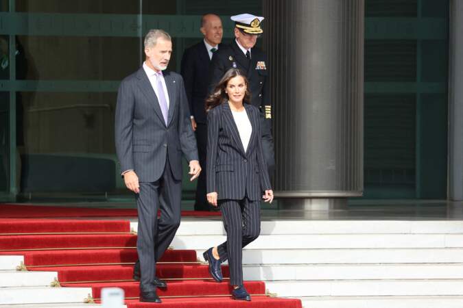 Le roi Felipe VI d'Espagne et la reine Letizia, dans des costumes assortis, au départ de Madrid pour une visite de trois jours en Allemagne le 16 octobre 2022