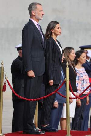 Le roi Felipe VI d'Espagne et la reine Letizia, très solennels dans leurs costumes assortis, au départ de Madrid pour une visite de trois jours en Allemagne le 16 octobre 2022