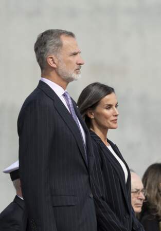 Le roi Felipe VI d'Espagne et la reine Letizia, dont les boucles d'oreilles ont été fabriquées dans son pays, au départ de Madrid pour une visite de trois jours en Allemagne le 16 octobre 2022