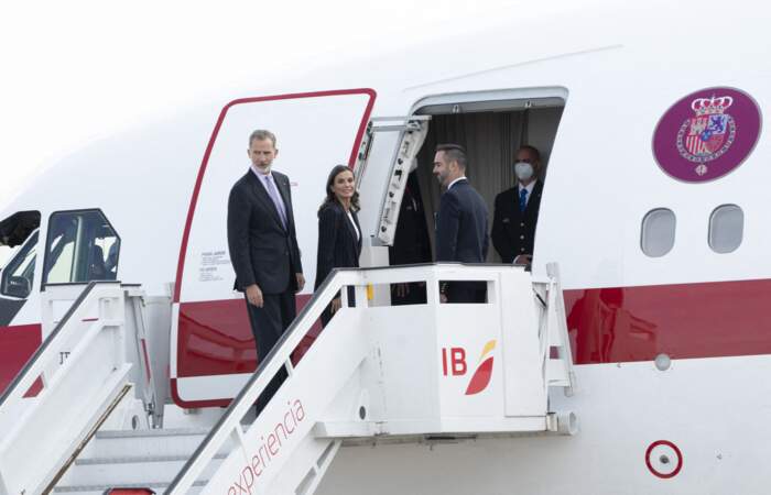 Le roi Felipe VI d'Espagne et la reine Letizia, qui appareille dans un tailleur griffé Hugo Boss, au départ de Madrid pour une visite de trois jours en Allemagne le 16 octobre 2022