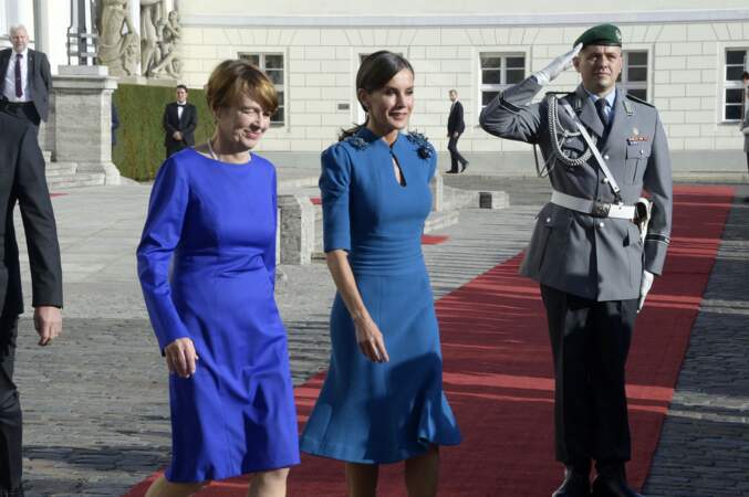 Letizia d'Espagne porte une robe 
bleutée et à paillettes signée Carolina Herrera à Berlin, le 17 octobre 2022. 