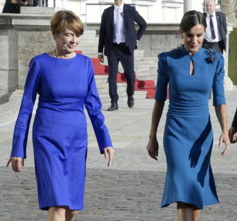 La first lady allemande, Elke Büdenbende dans une robe bleue électrique à Berlin, le 17 octobre 2022. 