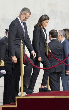 Le roi Felipe VI d'Espagne et la reine Letizia, foulent le tapis rouge de leurs chaussures si ressemblantes, au départ de Madrid pour une visite de trois jours en Allemagne le 16 octobre 2022