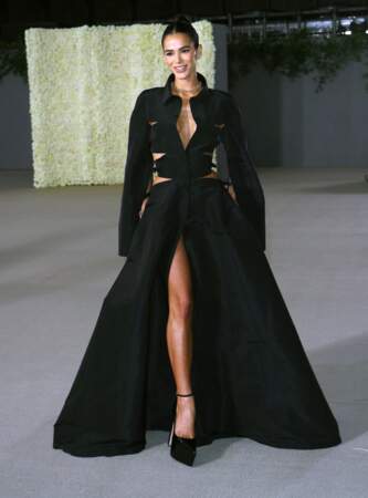 Bruna Marquezine, l'actrice brésilienne et sa robe asymétrique noire à la deuxième édition de l’Annual Academy Museum Gala à Los Angeles, le 15 octobre 2022.
