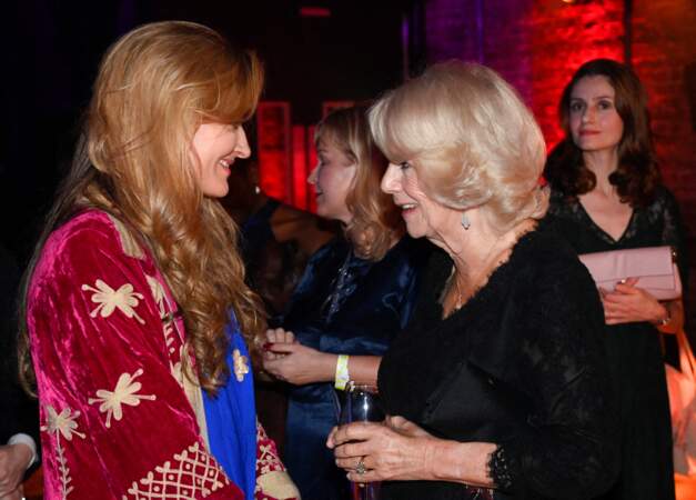 Camilla Parker Bowles, reine consort converse avec l'actrice britannique Natascha McElhone  à la soirée de remise du Booker Prize, organisée à la Roundhouse à Londres (Angleterre), le 17 octobre 2022