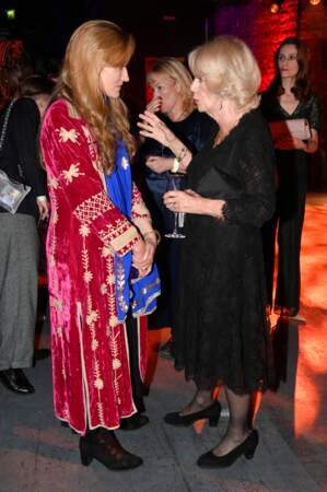 Camilla Parker Bowles, reine consort, introduite à l'actrice britannique Natascha McElhone  à la soirée de remise du Booker Prize, organisée à la Roundhouse à Londres (Angleterre), le 17 octobre 2022
