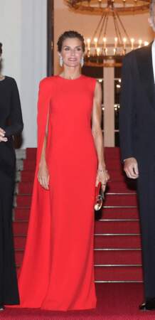 Le roi Felipe VI et la reine Letizia d’Espagne au dîner d'Etat à Berlin lors de leur voyage officiel en Allemagne, le 17 octobre 2022. Et la reine recycle une robe à cape rouge déjà portée par Caroline de Monaco en novembre 2018. 
