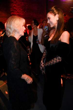 Camilla Parker Bowles, reine consort, en conversation avec Dua Lipa,  à la soirée de remise du Booker Prize, organisée à la Roundhouse à Londres (Angleterre), le 17 octobre 2022