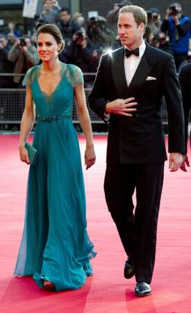 Kate Middleton et sa robe bleue turquoise pour assister au dîner de Gala à Londres, le 11 mai 2012. 
