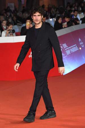 Louis Garrel en costume noir à l'avant-première du film "Caravage" lors de la 17ème édition du Festival de Rome, le 18 octobre 2022. 