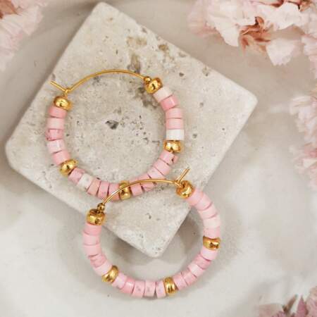 Créoles en perles de magnésite teintées roses et dorure, or 24 carats, 3 microns, sur base argent 925, Elise Tsikis, 125€