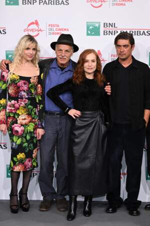 Micaela Ramazzotti, Michele Placido (réalisateur),  Isabelle Huppert,  Riccardo Scamarcio posent ensemble devant le photocall du film "Caravage" à Rome, le 18 octobre 2022. 