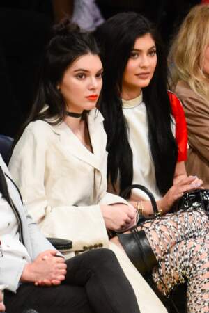 Kendall Jenner affiche un half bun négligé pour aller voir un match aux côtés de sa sœur Kylie. 